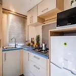 Mobilhome Im Mit Grosser Poolanlage
